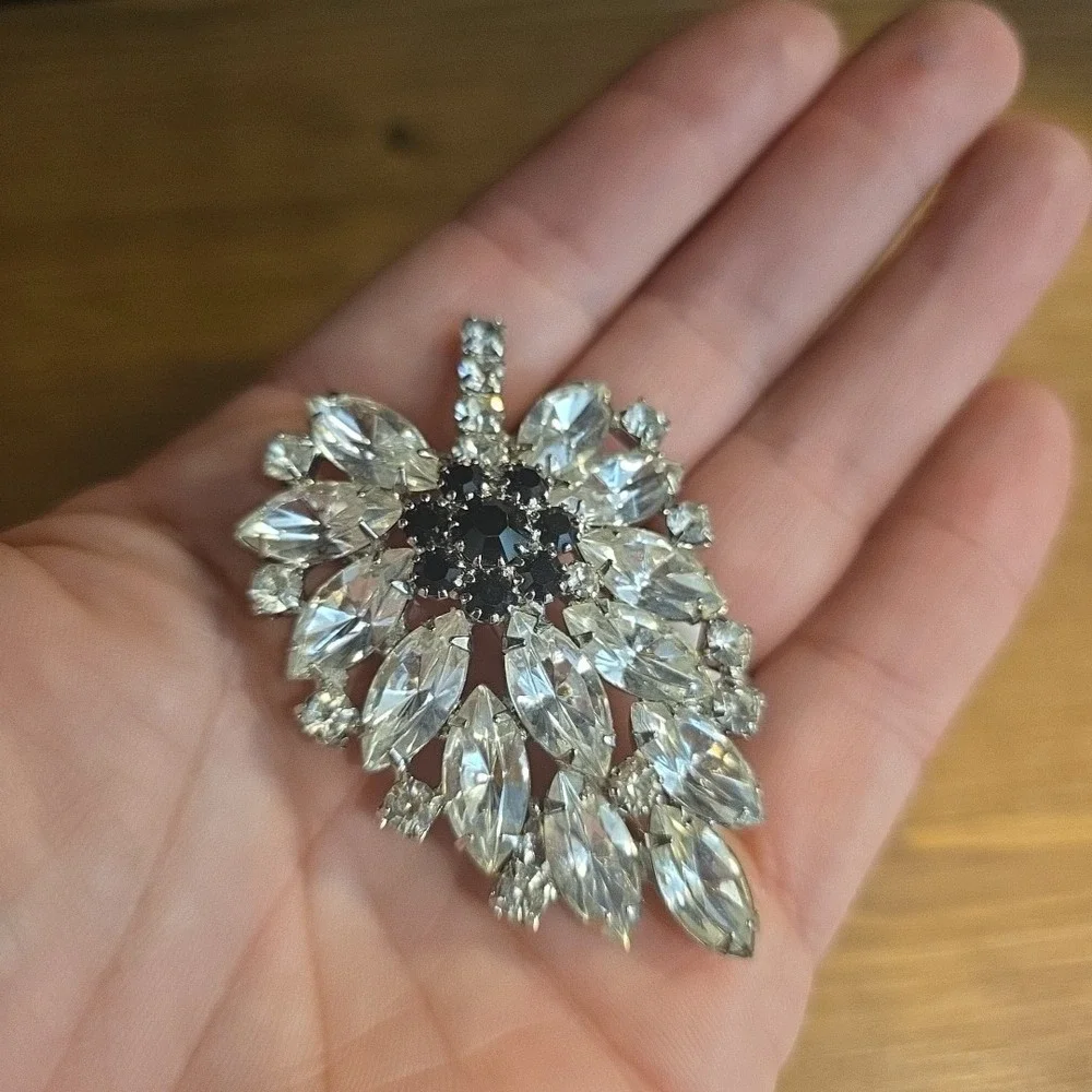 Beautiful Vintage Clear Rhinestone Silver Pin Brooch W/Black‎ Accents